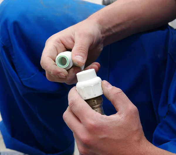 Plumber installing pipes — Stock Photo, Image