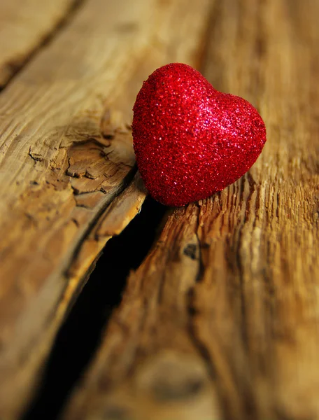 Corazón sobre madera —  Fotos de Stock