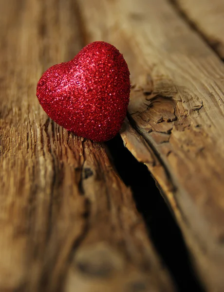 Corazón sobre madera — Foto de Stock