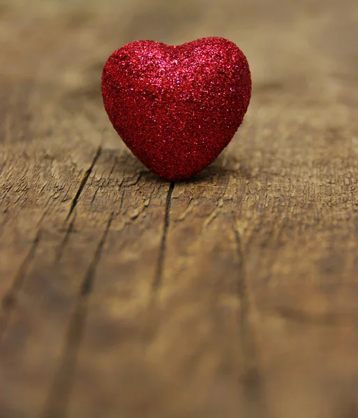 Corazón sobre madera — Foto de Stock