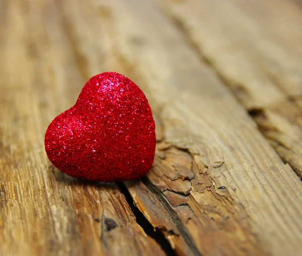 Corazón sobre madera — Foto de Stock