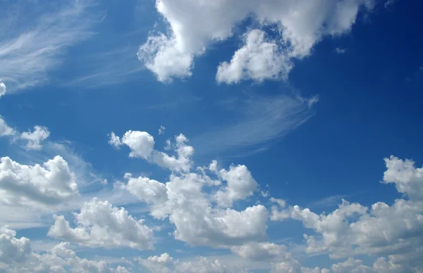 Witte wolken — Stockfoto