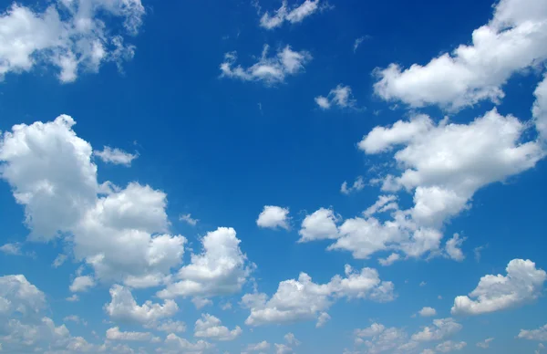 Witte wolken — Stockfoto