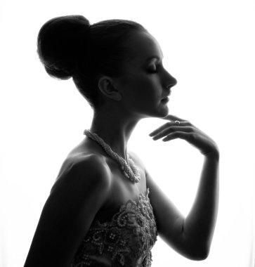 Gelin elbise renksizdir silüeti