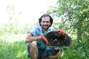 adam tutarak yeşil soğan