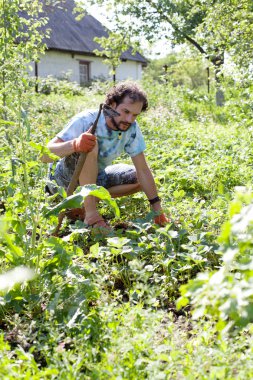 bahçede çalışan adam