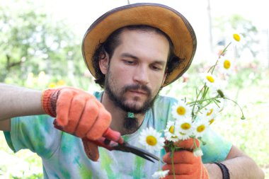 Papatya buketi kesme adam