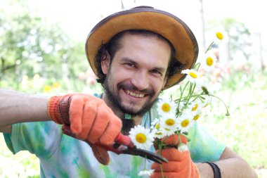 Papatya buketi kesme adam