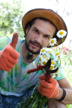 Papatya buketi kesme adam