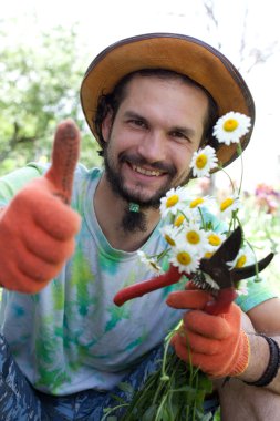 adam tutarak papatya çiçeği ve Bahçe Erik ve hatıraları