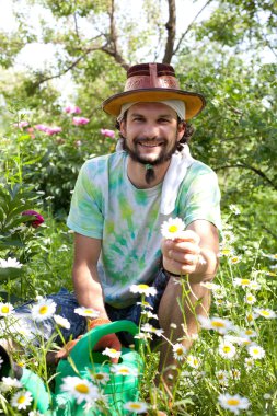 adam güzel bir bahçe içinde