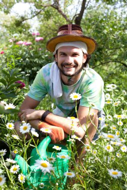 adam güzel bir bahçe içinde