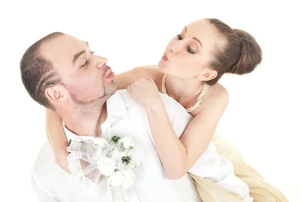 Szép esküvő házaspár megpróbálja megcsókolják egymást — Stock Fotó