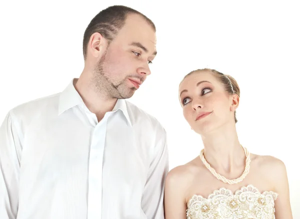 Vackra leende brudparet tittar på varandra — Stockfoto