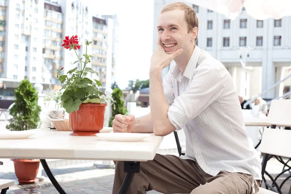 Bir kafede oturan bir genç adam — Stok fotoğraf