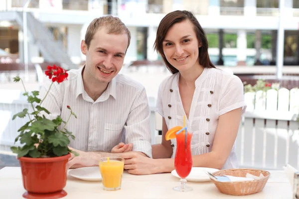 咖啡馆里的年轻夫妇 — 图库照片