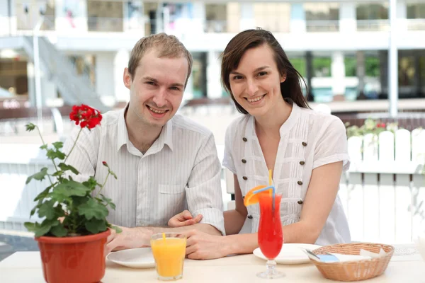 Fiatal pár a kávézóban — Stock Fotó