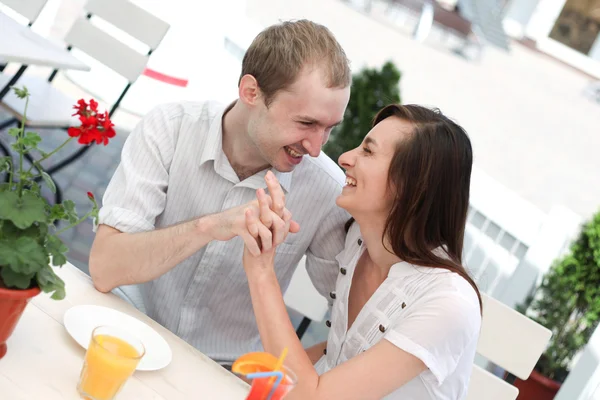 Jovem casal no café — Fotografia de Stock