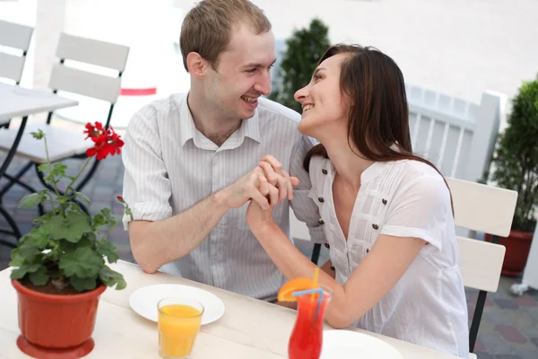 Pareja joven en la cafetería — Foto de Stock