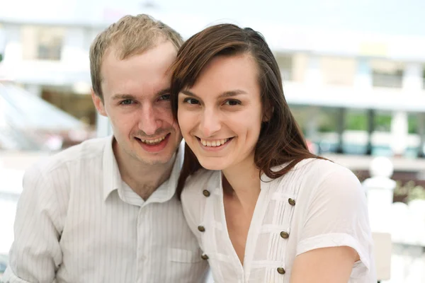 Joven pareja sonriente — Foto de Stock