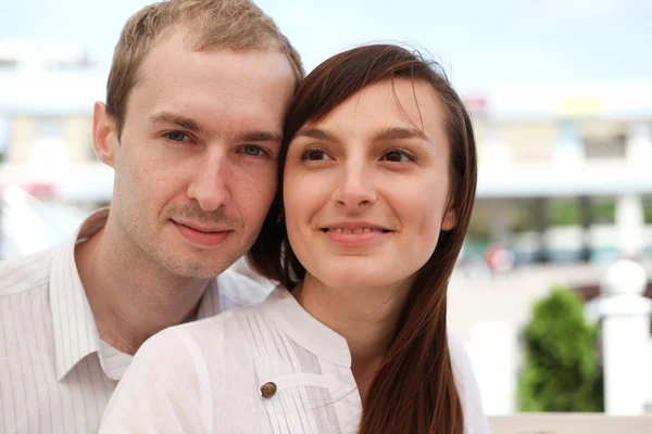 Porträt eines jungen Paares — Stockfoto