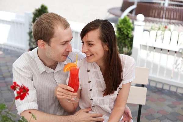 Pareja joven en la cafetería —  Fotos de Stock