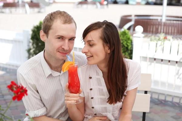 Jovem casal beber suco no café — Fotografia de Stock