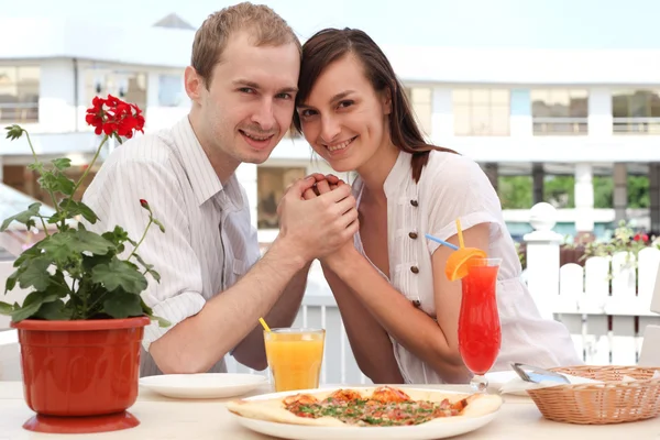 Pareja joven en la cafetería —  Fotos de Stock