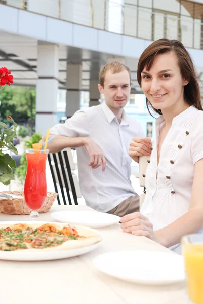 Unga par i caféet — Stockfoto