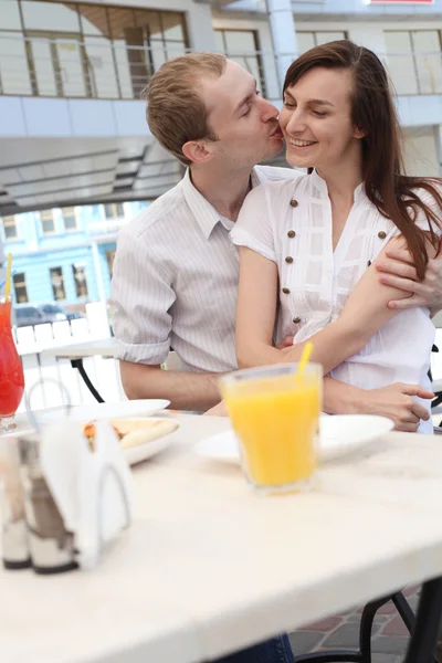 Jovem casal no café — Fotografia de Stock