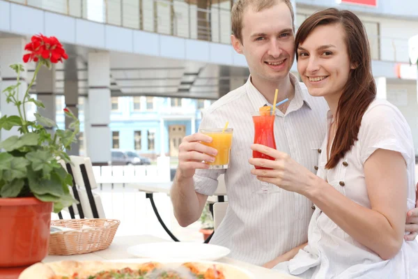 Pareja joven en la cafetería —  Fotos de Stock