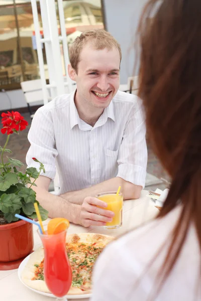 Junger Mann schaut Frau bei Date an — Stockfoto