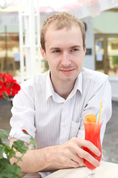 Молодой человек в кафе — стоковое фото