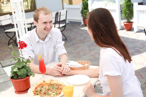 Ung man titta på en kvinna på datum — Stockfoto