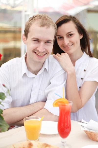 Pareja joven en la cafetería —  Fotos de Stock