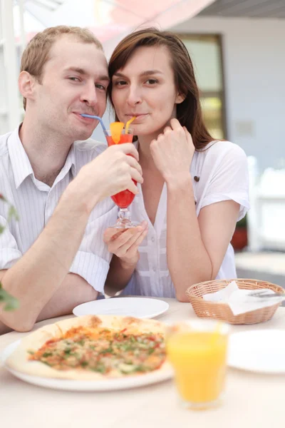 Junges Paar trinkt Saft in Café — Stockfoto