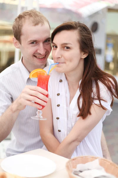 Jovem casal beber suco no café — Fotografia de Stock