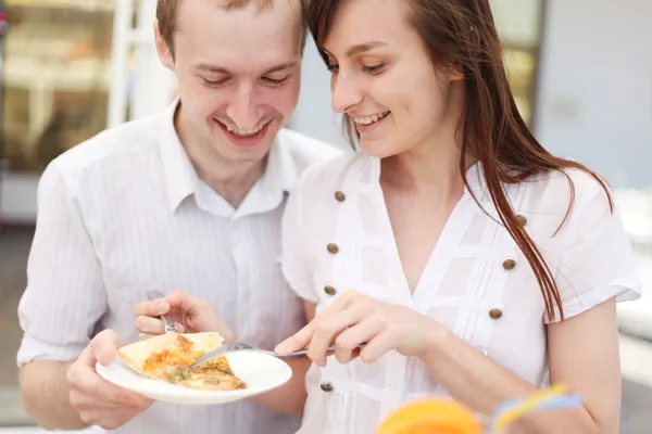 Fiatal pár eszik pizza kávézóban — Stock Fotó