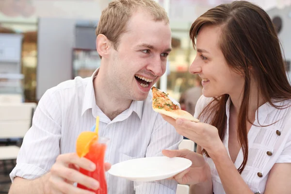 Jong paar eten pizza in cafe — Stockfoto