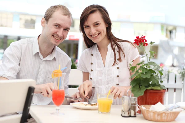 Young couple eating pizza in cafe — Stock Photo, Image