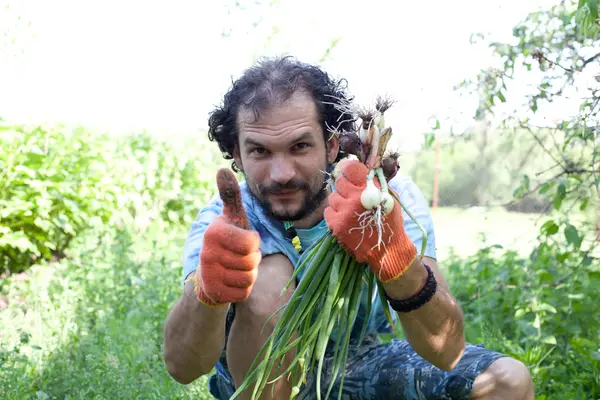 adam tutarak yeşil soğan