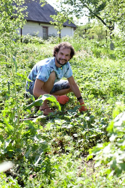 bahçede çalışan adam