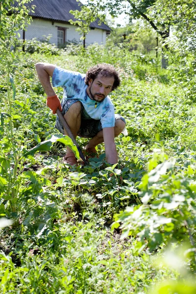 Man som arbetar i hans trädgård — Stockfoto