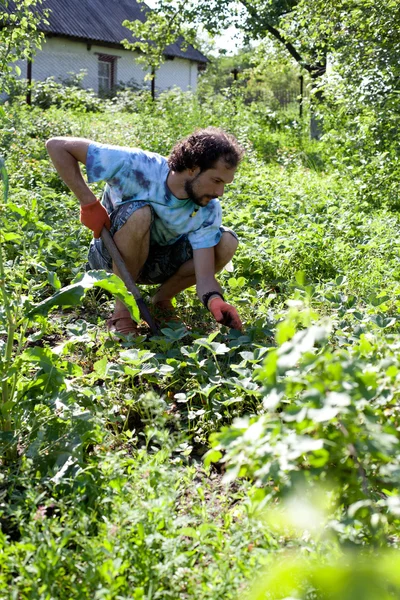 Homme travaillant dans son jardin — Photo