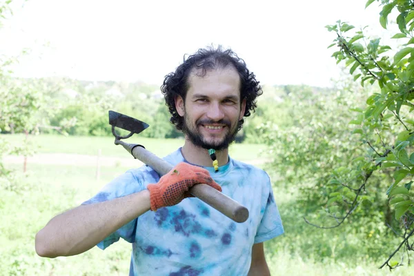 Man with a hoe — Stock Photo, Image