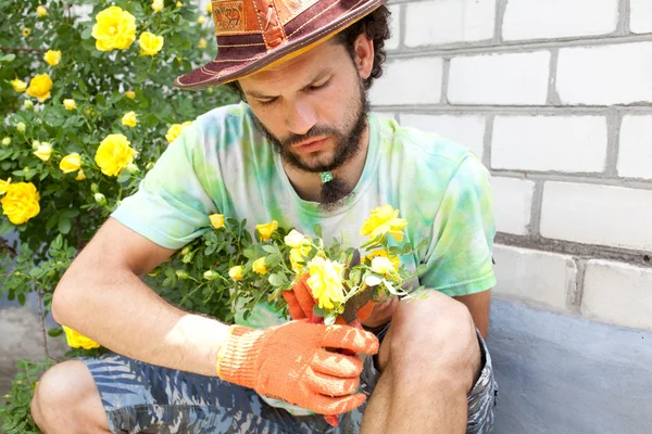 Homem cortando o buquê de rosa — Fotografia de Stock