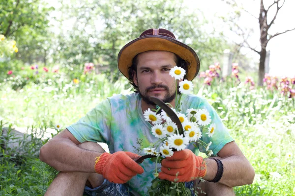 Muž drží kytici heřmánkem a SRP — Stock fotografie