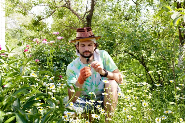 Man in de prachtige tuin — Stockfoto