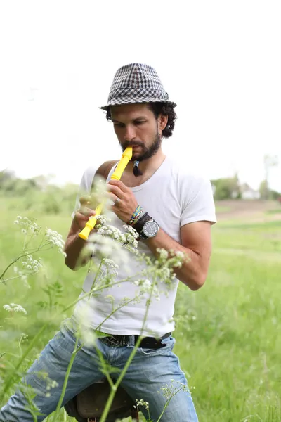 Een man zijn fluit buiten spelen — Stockfoto