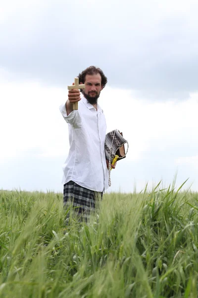 Mann betet für gutes Weizenjahr — Stockfoto